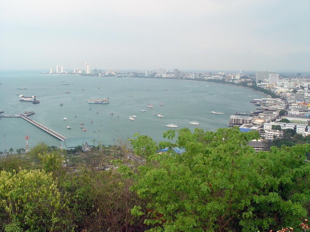 i225.photobucket.com/albums/dd170/saendaeng/Pattaya_Coastline.jpg