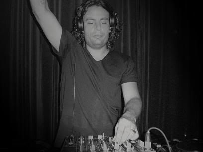 [img width=408 height=306]http://i225.photobucket.com/albums/dd272/raymonde65/baszwhandsup3.jpg[/img]