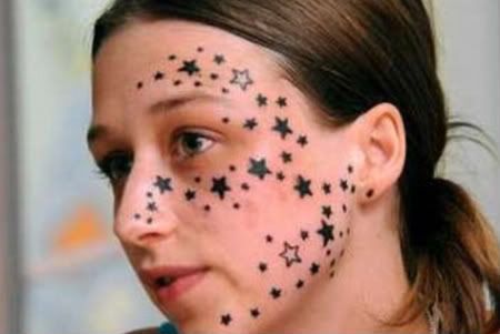 mujer con tatuajes.  mujer se despierta pensando en hacer una discreta tatuaje en la cara, 
