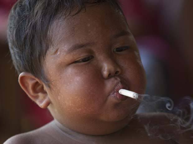 Na Indonésia 
garoto de 2 anos já é fumante